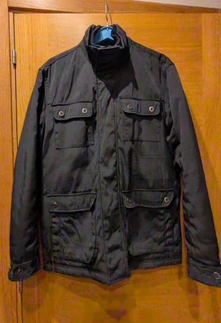 Chaquetón tipo Barbour negro. De axila/axila 61cm.
