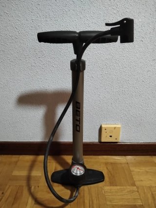 Bomba de pie para bicicleta BETO