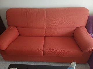 Sofá de dos plazas rojo
