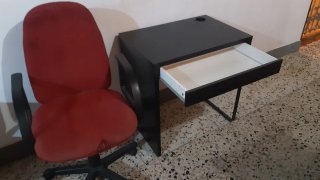 Mesa de estudio negra ikea y silla roja