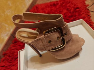 Zapato de tacón beige con hebilla