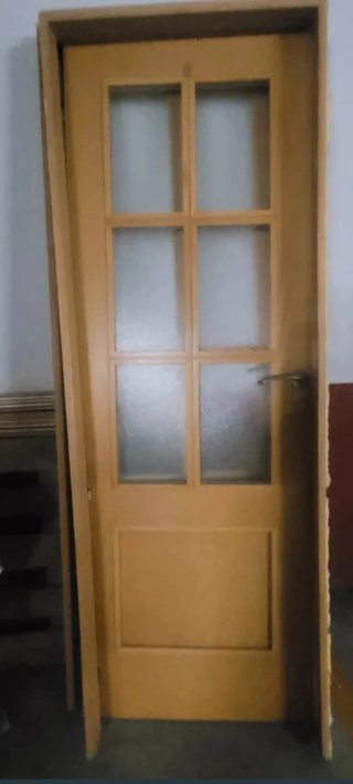 Puerta de madera con cristales