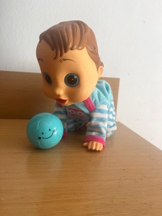 Muñeco Bebé Gateador con Pelota