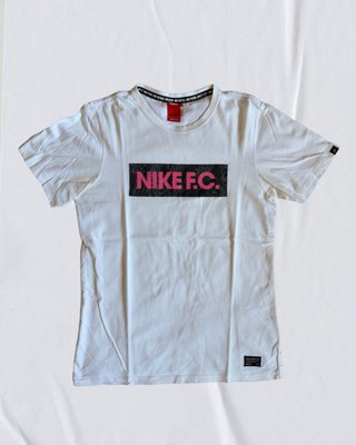 Camiseta Nike FC blanca con logo negro y rosa