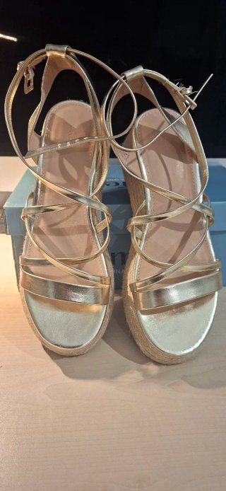 Sandalias Doradas de Tiras con Esparto