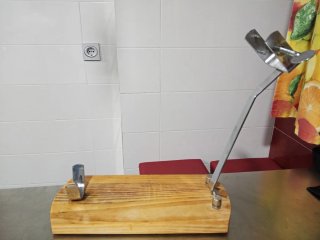 Jamonero de madera y metal