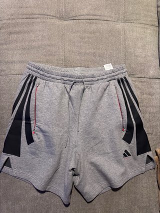 Pantalón corto Adidas gris