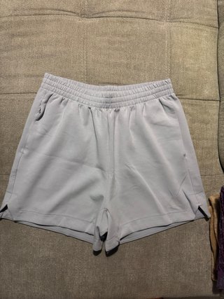 Pantalón corto Adidas gris