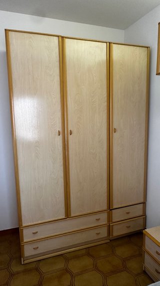 Armario de madera de tres cuerpos