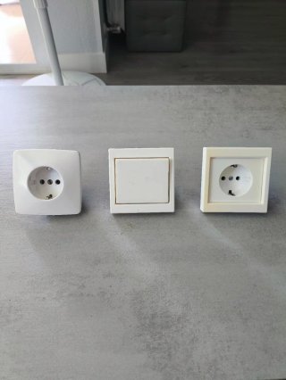 2 enchufes stuko y un conmutador enpotrables