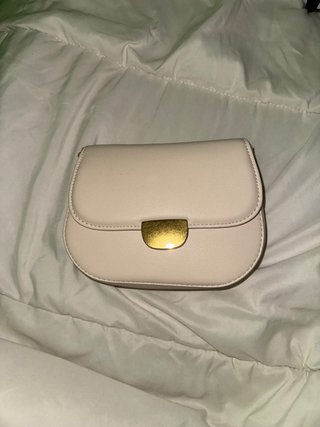 Bolso Bandolera Beige con Cierre Dorado