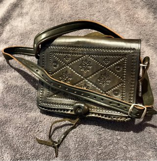 Bolso de Cuero Marrón con Grabado