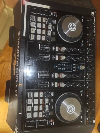 Controladora DJ Traktor Kontrol S4