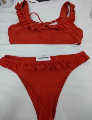Bikini Rojo Missguided con Volantes