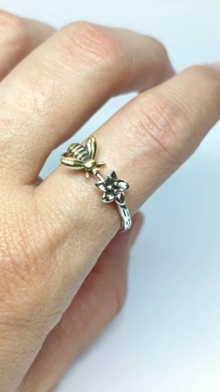 Anillo de Plata con Diseño de Abeja y Flor