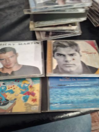 Lote de 4 CDs variados