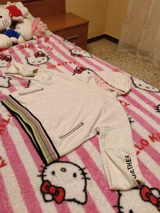 Sudadera Blanca con Capucha