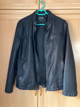 Chaqueta motero tipo cuero negra · L · Nueva