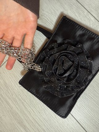 Bolsa Negra con Detalle de Flor