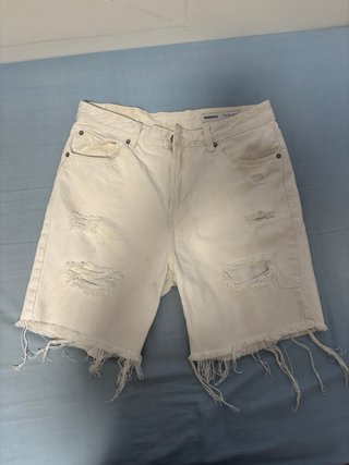 Pantalones cortos vaqueros rotos blancos