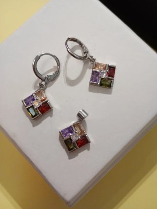 Conjunto de Pendientes y Colgante