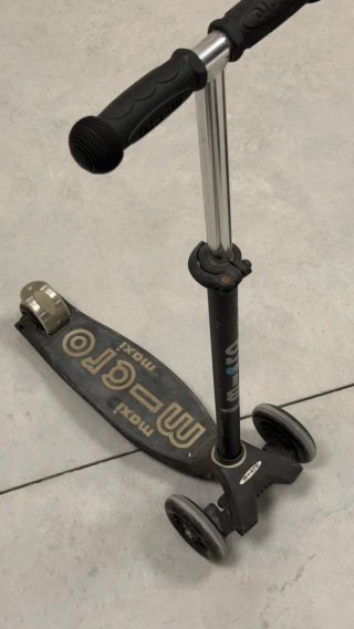 Patinete Maxi Micro Deluxe de 3 ruedas, negro 25€