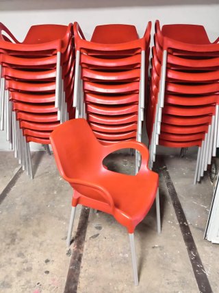 Set de 15 Sillas Rojas de Plástico