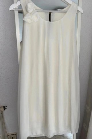 Vestido blanco con detalle floral