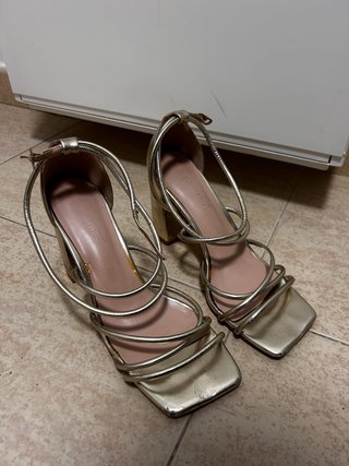 Sandalias de tacón doradas Tulipano
