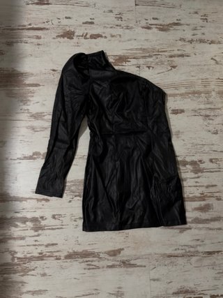 Vestido de cuero negro
