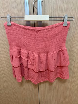 Falda corta con volantes rosa