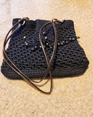Bolso de mano negro tejido