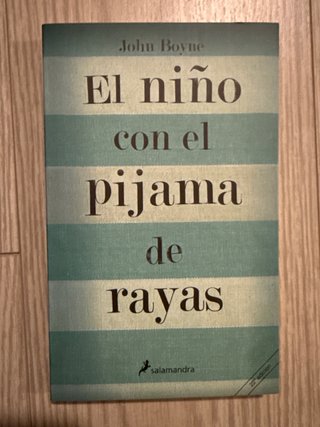 El niño con el pijama de rayas