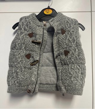 Chaleco de punto gris para niño