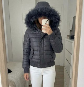 Chaqueta acolchada gris con capucha