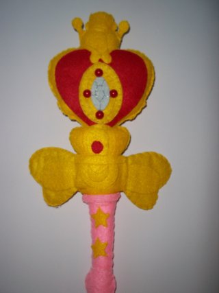 Peluche scettro Sailor Moon in pannolenci.