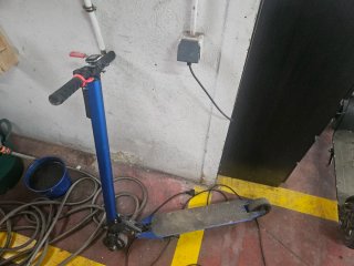 Patinete Eléctrico Azul y Negro