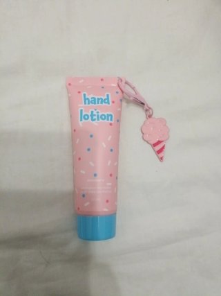 Crema de manos olor fresa con llavero de helado