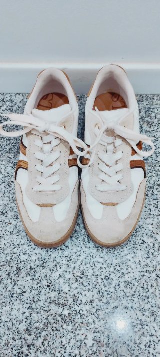 Zapatillas Stradivarius Blancas y Beige