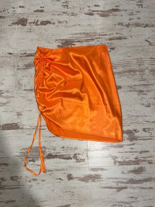 Falda Naranja con Fruncido Lateral