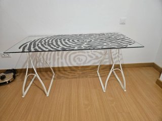 Mesa de escritorio de cristal con diseño