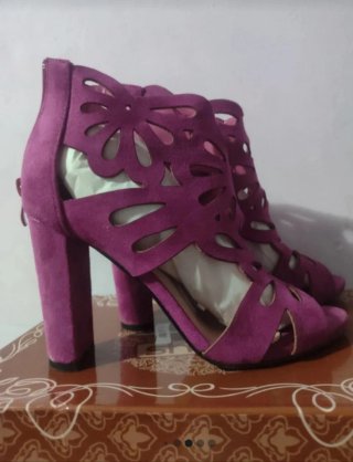 Botines de tacón con diseño calado