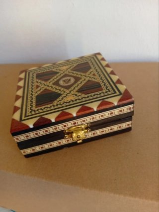 Joyero de madera con marquetería