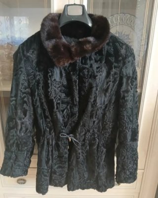 Chaquetón de astracán negro, manga francesa