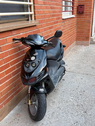 Scooter Suzuki Negra
