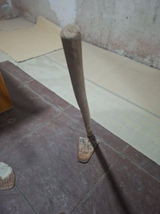 Azada con mango de madera