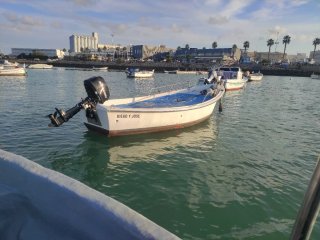 Barco a motor con fueraborda Mercury