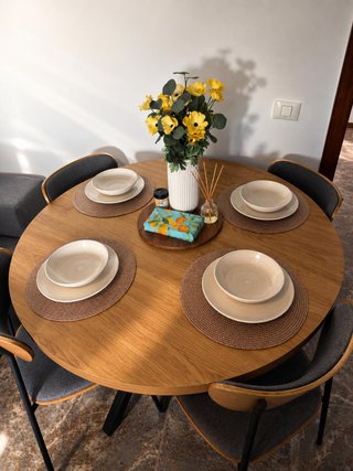Mesa de comedor redonda y 4 sillas Conforama