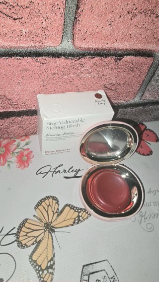 Colorete Rare Beauty Stay Vulnerable Nearly Berry
