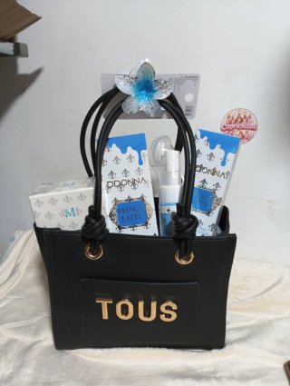 Bolso Negro con Set de Cosmética